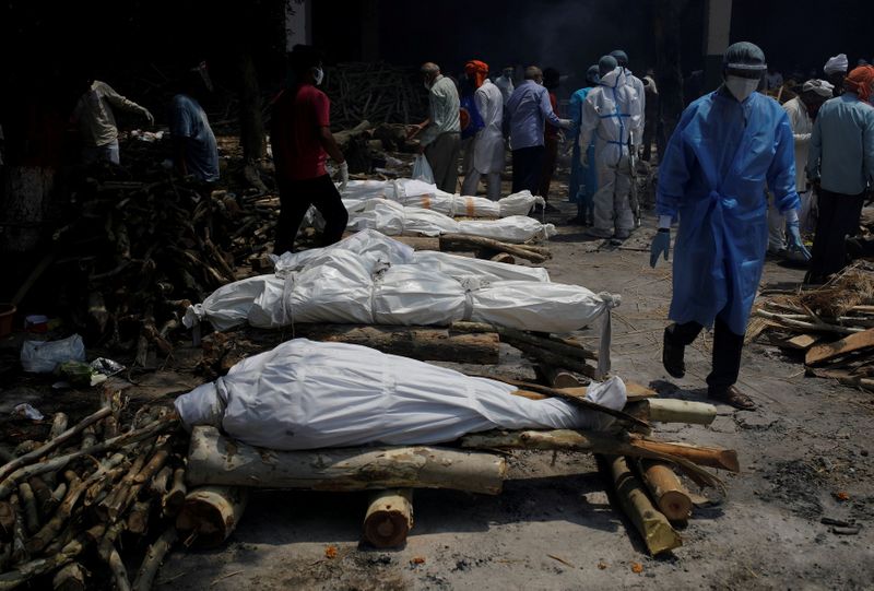 &copy; Reuters. Mass cremation of coronavirus disease (COVID-19) victims at a crematorium in New Delhi