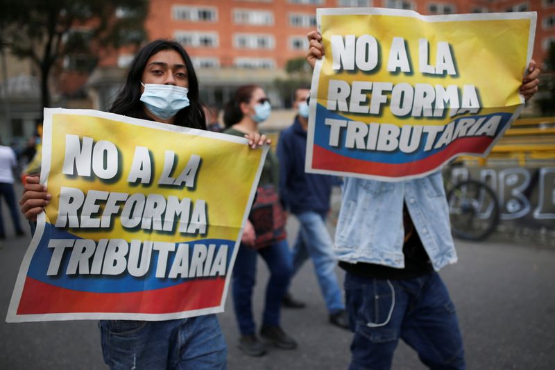 &copy; Reuters. Manifestantes protestan contra un proyecto de reforma tributaria del Gobierno del presidente Iván Duque para aumentar los impuestos, en Bogotá
