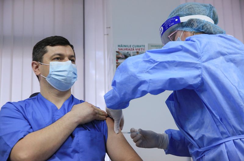 &copy; Reuters. FOTO DE ARCHIVO: Un hombre recibe una dosis de la vacuna de AstraZeneca contra la COVID-19 en Chisináu