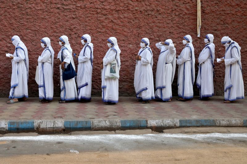 &copy; Reuters. Le bilan en Inde de l'épidémie due au nouveau coronavirus a dépassé jeudi le seuil des 18 millions de contaminations après un énième record de nouveaux cas en 24 heures alors que les services des pompes funèbres travaillent sans relâche pour fair