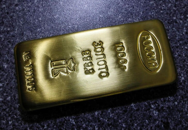 &copy; Reuters. Foto de archivo de un lingote de oro en Krasnoyarsk, Rusia