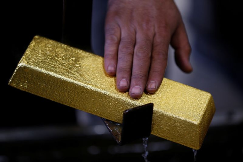 &copy; Reuters. Imagen de archivo de la medición de un lingote de oro en la refinería Ahlatci de Corum, Turquía.