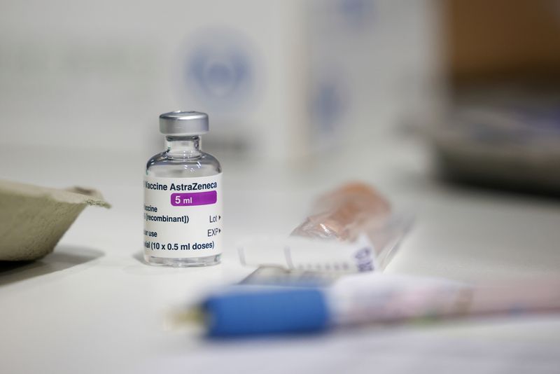 &copy; Reuters. FILE PHOTO: A vial of AstraZeneca coronavirus vaccine