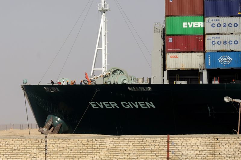 &copy; Reuters. السماح لثلاثة من طاقم سفينة جنحت في قناة السويس بمغادرتها