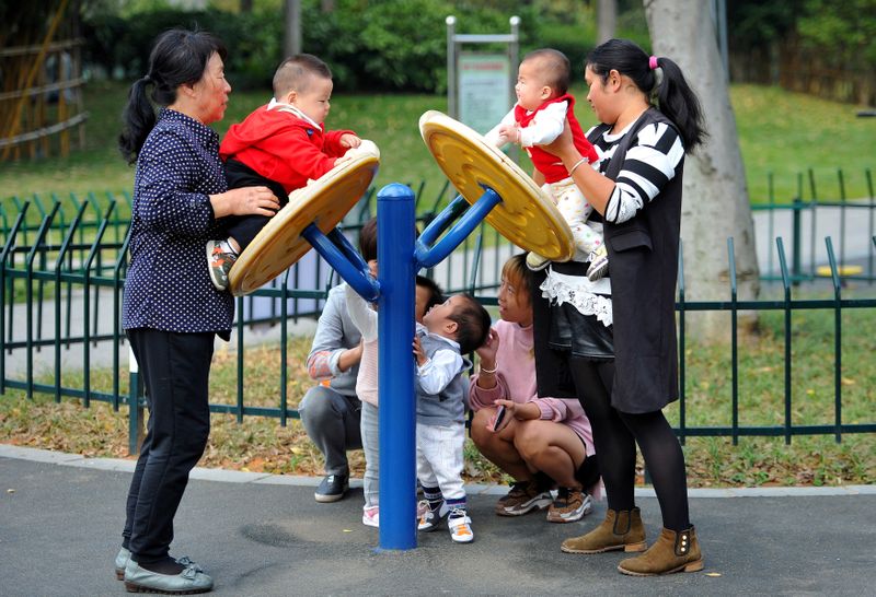 &copy; Reuters. Foto de archivo. Mujeres y niños en un parque de  Jinhua, provincia de Zhejiang, China.