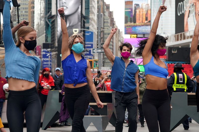 &copy; Reuters. FOTO DE ARCHIVO: Artistas forman parte de una performance en Broadway en anticipación de reapertura de Broadway en la ciudad de Nueva York