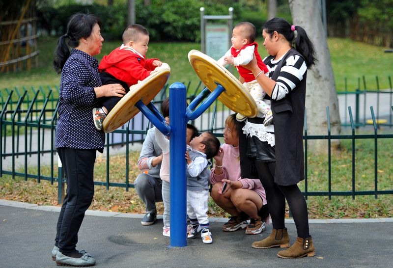 &copy; Reuters. Mulher brinca com crianças em parque em Jinhua, na província de Zhejiang, na China