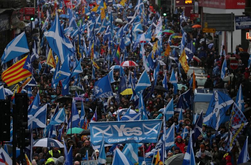 &copy; Reuters. FILE PHOTO: Demonstrators march for Scottish Independence through Glasgow City centre