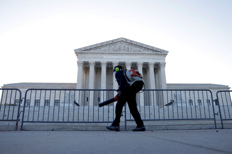 &copy; Reuters. FILE PHOTO: Morning rises over the U.S. Supreme Court building in Washington