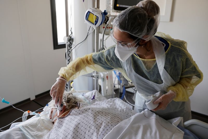 &copy; Reuters. La France compte 5.804 patients soignés en réanimation à cause du COVID-19, soit 75 de moins que la veille. /Photo prise le 22 avril 2021/REUTERS/Pascal Rossignol