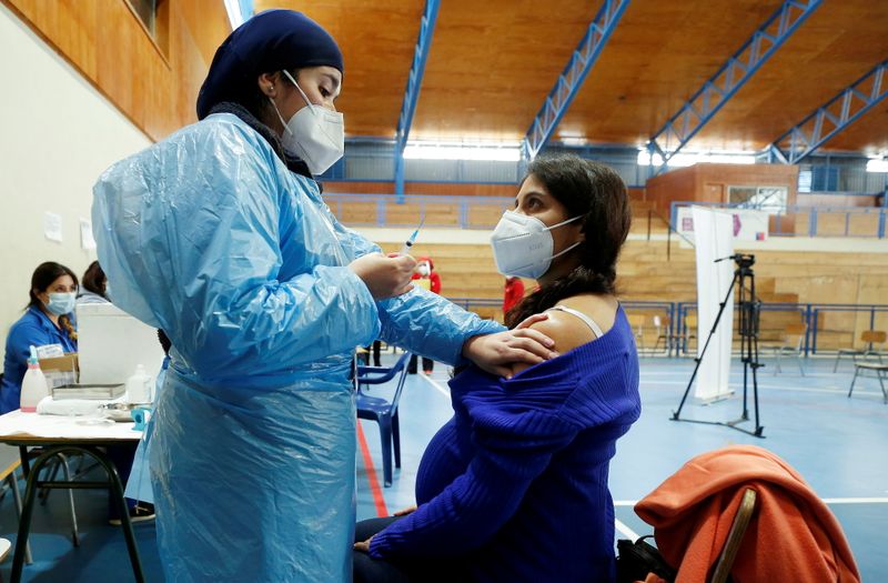 &copy; Reuters. Grávida é vacinada no Chile