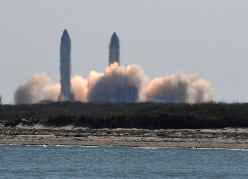 © Reuters. FILE PHOTO: The SpaceX launches Starship SN9 for a test flight from its facilities in Boca Chica