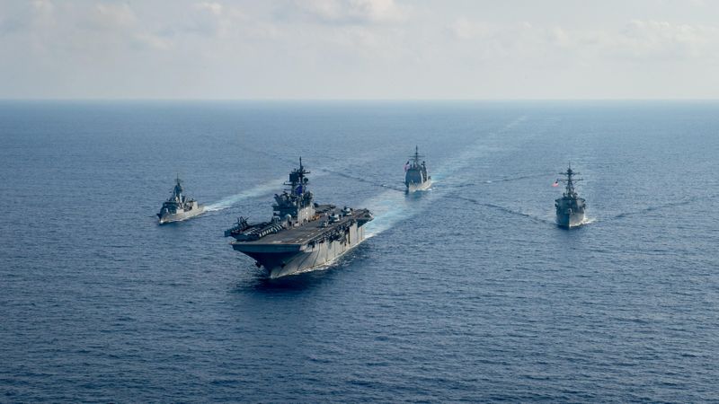 &copy; Reuters. IMAGEN DE ARCHIVO. La fragata de misiles guiados de la Real Marina Australiana HMAS Parramatta (FFH 154) (a la izquierda) navega con el buque de asalto anfibio USS America (LHA 6) de la Armada de los Estados Unidos, el crucero de misiles guiados clase Tic