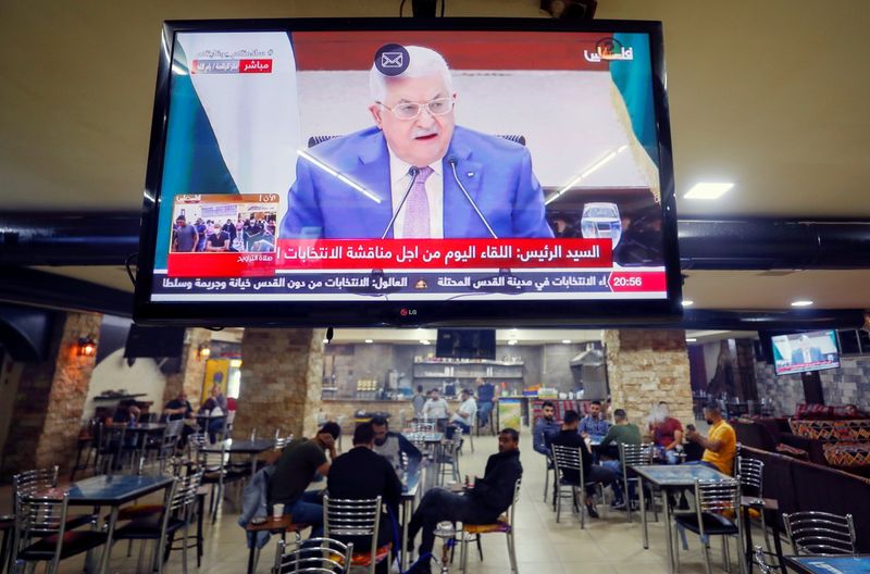 &copy; Reuters. Le président de l'Autorité palestinienne, Mahmoud Abbas, a annoncé le report des élections législatives prévues le 22 mai, imputant à Israël des incertitudes sur la tenue du vote dans Jérusalem Est de même qu'en Cisjordanie et dans la bande de G