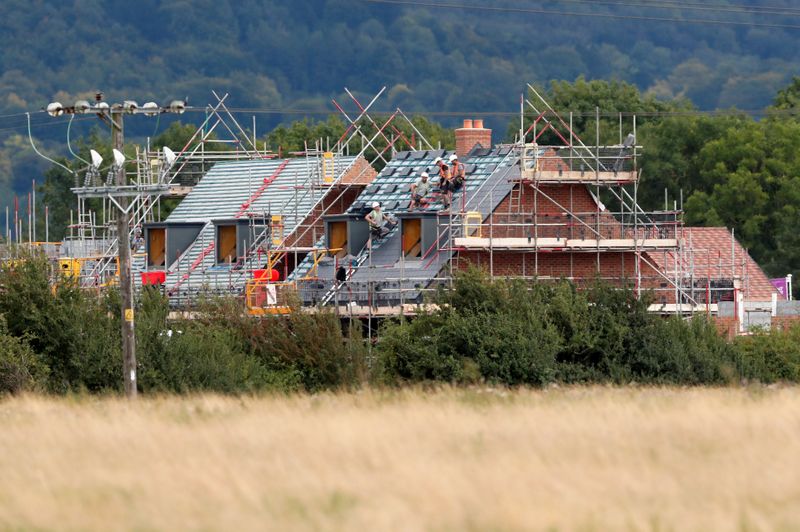 &copy; Reuters. FILE PHOTO: Construction workers build a new house in Aylesbury