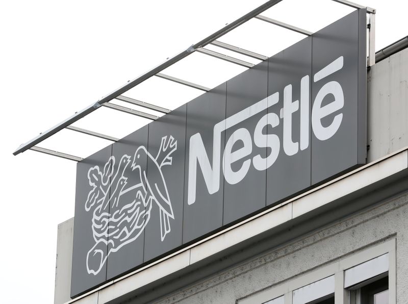 &copy; Reuters. FOTO DE ARCHIVO: El logotipo de Nestlé en su planta de Konolfingen