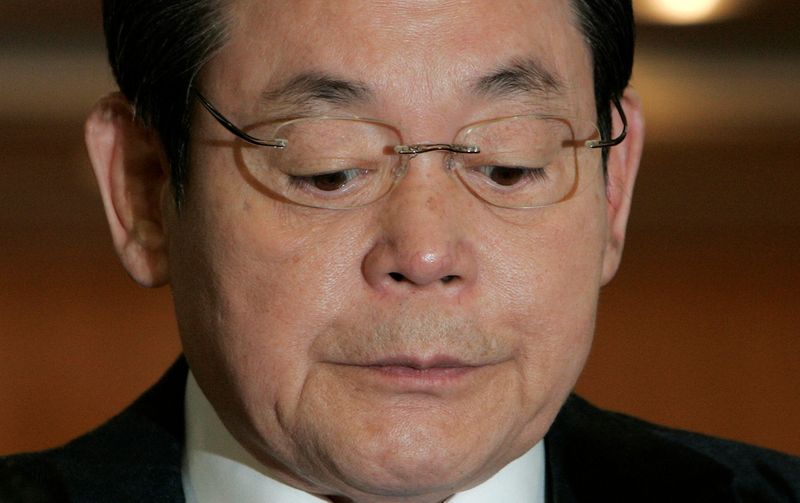 &copy; Reuters. FILE PHOTO: Samsung Group Chairman Lee reacts during a news conference regarding his resignation at the company&apos;s headquarters in Seoul