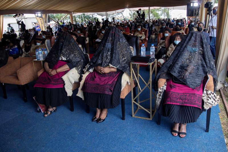 &copy; Reuters. FILE PHOTO: King Goodwill Zwelithini&apos;s wives mourn during his memorial service