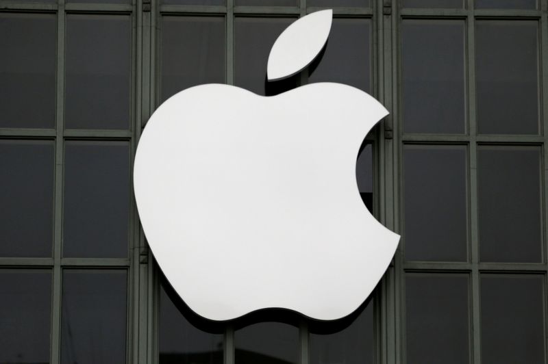 &copy; Reuters. FILE PHOTO: The Apple Inc logo is shown outside the company&apos;s 2016 Worldwide Developers Conference in San Francisco