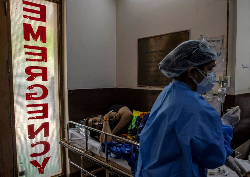 &copy; Reuters. Plusieurs états indiens manquent de vaccins contre le COVID-19 à la veille de l'élargissement de la campagne de vaccination nationale, ont déclaré vendredi les autorités, alors que le nombre de contaminations a atteint un nouveau record quotidien da