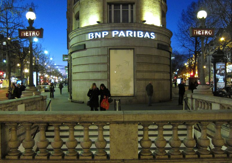 &copy; Reuters. The headquarters of the BNP Paribas bank is seen near the entrance to the Richelieu-Drouot Metro station in Paris