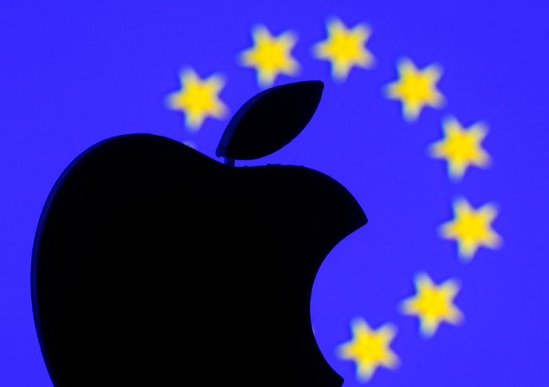 &copy; Reuters. FILE PHOTO: A 3D-printed Apple logo is seen in front of a displayed European Union flag in this illustration