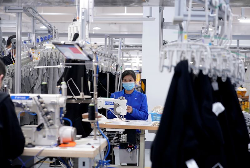 &copy; Reuters. Funcionária em fábrica de Hangzhou, na China