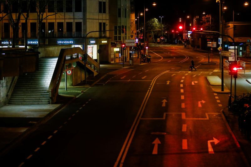 &copy; Reuters. Rua vazia em meio a toque de recolher por Covid-19 em Colônia, Alemanha