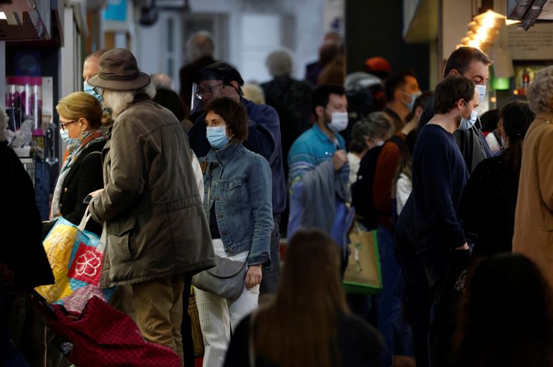 &copy; Reuters. Consumidores fazem compras em mercado de Nantes, na França, em meio à disseminação da Covid-19 no país