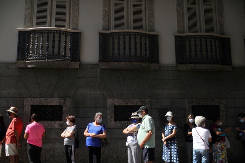 &copy; Reuters. Idosos fazem fila para se vacinarem contra Covid-19 no Palácio do Catete, no Rio de Janeiro