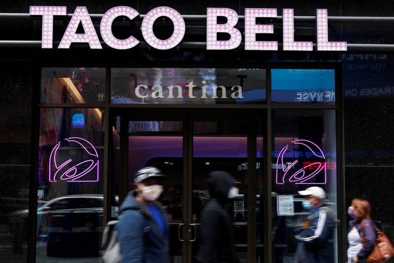 &copy; Reuters. FILE PHOTO: People walk by Taco Bell&apos;s first digital-only U.S. cantina location at Times Square in New York City