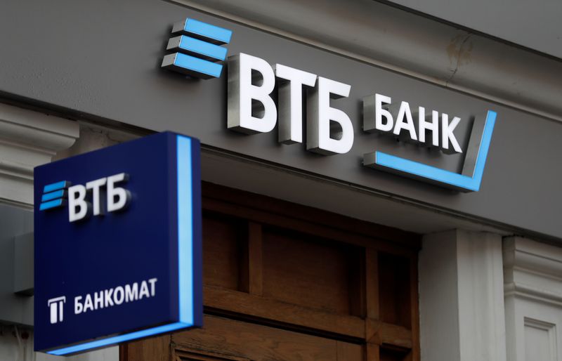 &copy; Reuters. Logos are on display outside a branch of VTB bank in Moscow
