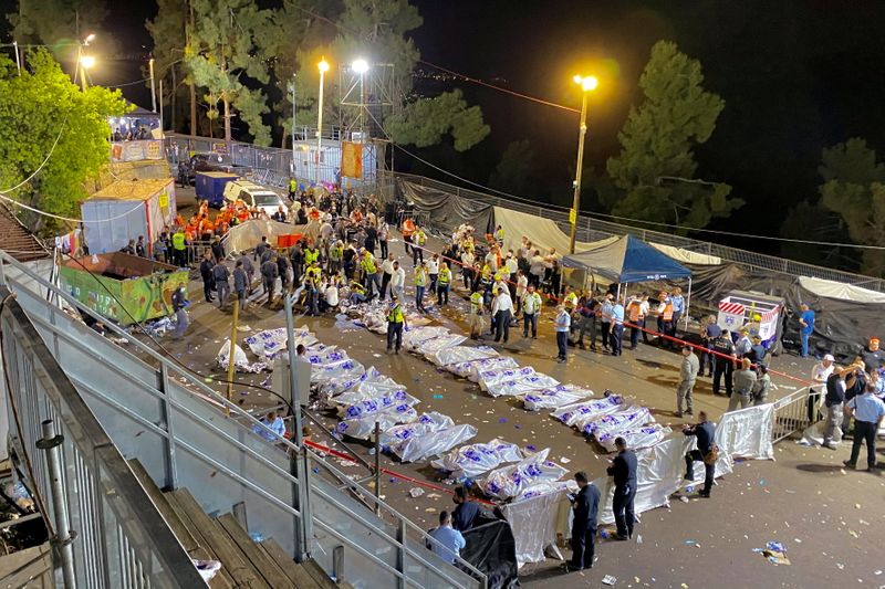 &copy; Reuters. Equipes de resgate perto de cadáveres cobertos em Monte Meron, em Israel