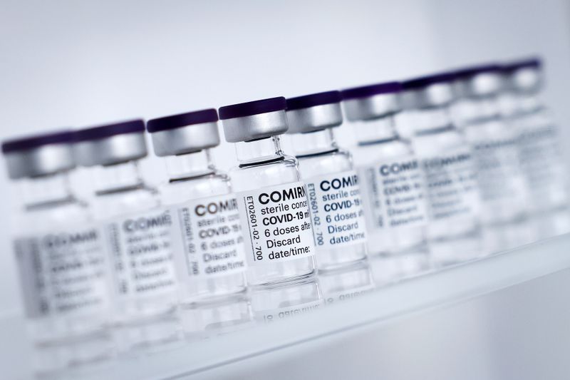 &copy; Reuters. Pfizer et BioNTech ont déposé une demande auprès de l'Agence européenne des médicaments (AEM) de mise sur le marché de leur vaccin contre le COVID-19 pour les adolescents âgés de 12 à 15 ans, ont annoncé vendredi les deux laboratoires. /Photo pr