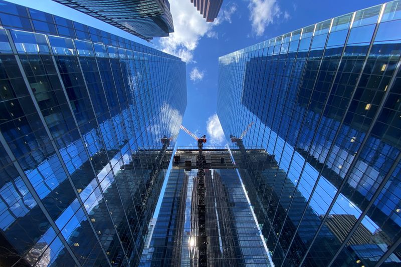 &copy; Reuters. A construction crane is seen above Brookfield&apos;s Bay Adelaide North in Toronto