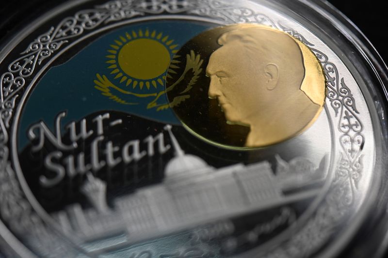 &copy; Reuters. عملة عملاقة من الذهب والفضة.. تكريما لرئيس قازاخستان السابق