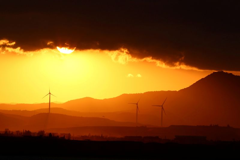 &copy; Reuters. FILE PHOTO: Power-generating windmill turbines are pictured during the sunset near Larnaca