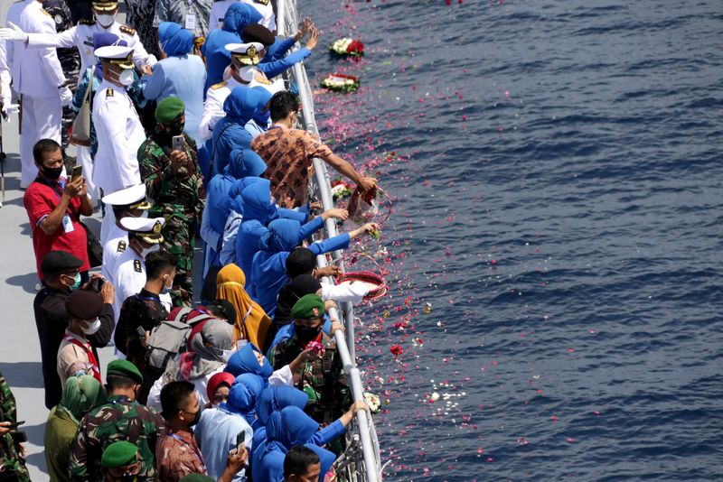 © Reuters. Families and colleagues of KRI Nanggala-402 crew pay tribute at the site of its last reported dive