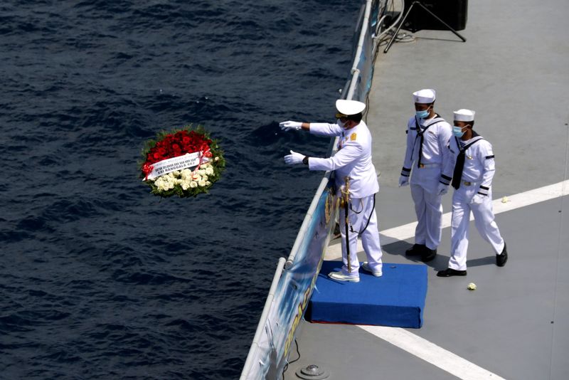 &copy; Reuters. Families and colleagues of KRI Nanggala-402 crew pay tribute at the site of its last reported dive