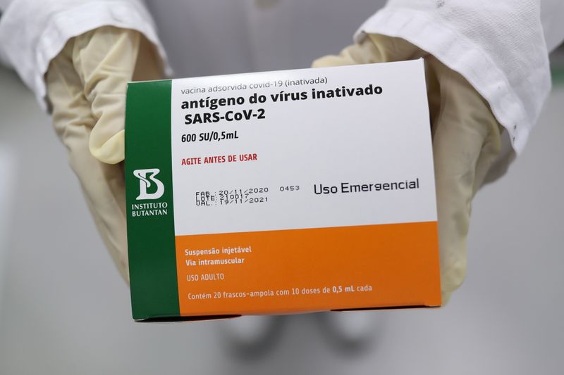 &copy; Reuters. Funcionário segura caixa com frascos da vacina contra Covid-19 CoronaVac na sede do Butantan em São Paulo