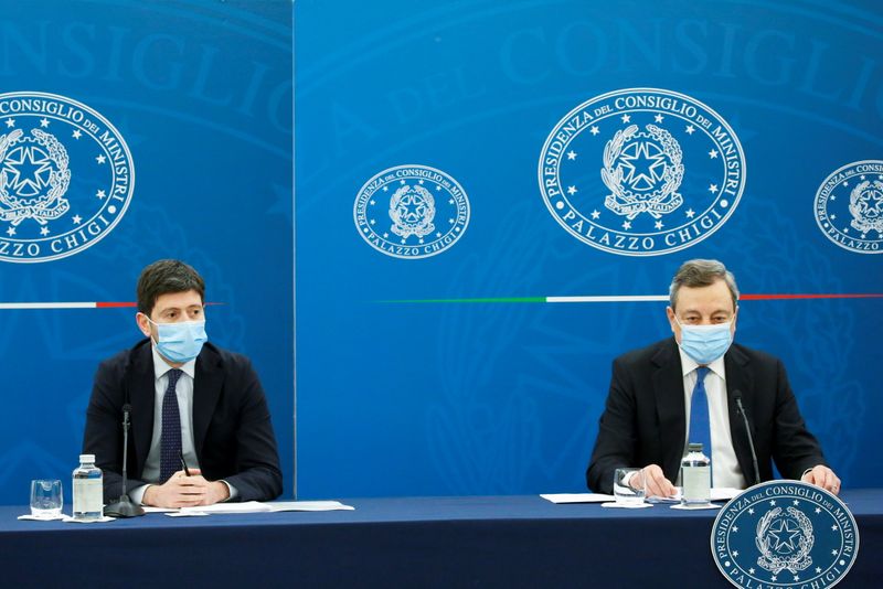 &copy; Reuters. Il presidente del Consiglio Mario Draghi e il ministro della Sanità Roberto Speranza durante una conferenza stampa