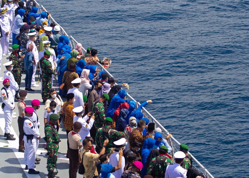 &copy; Reuters. أقارب طاقم الغواصة الإندونيسية الغارقة يبكون ذويهم في عرض البحر