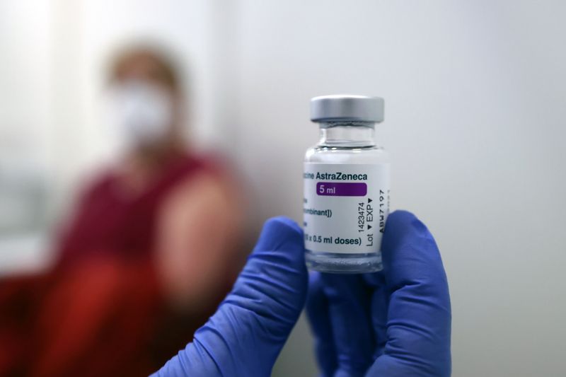 &copy; Reuters. Un trabajador sanitario sostiene una dosis de la vacuna de AstraZeneca contra el coronavirus (COVID-19) en la Fira de Montjuic en Barcelona