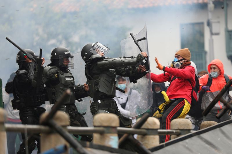 &copy; Reuters. Foto de archivo. Efectivos de la policía y manifestantes que protestan contra una reforma tributaria del presidente Iván Duque se enfrentan en Bogotá