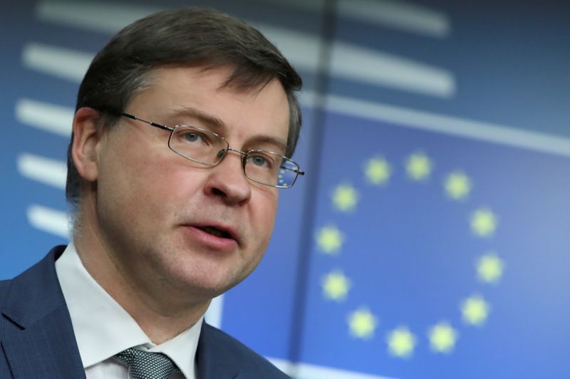 &copy; Reuters. IMAGEN DE ARCHIVO. El vicepresidente de la Comisión Europea, Valdis Dombrovskis, durante una conferencia de prensa en Bruselas, Bélgica