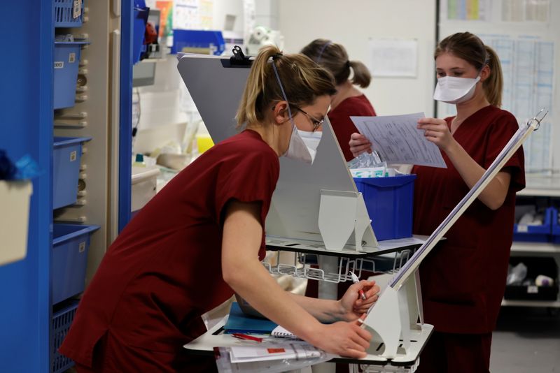 &copy; Reuters. La France compte 5.675 patients soignés en réanimation à cause du COVID-19, soit 129 de moins que la veille. /Photo prise le 1er avril 2021/REUTERS/Pascal Rossignol