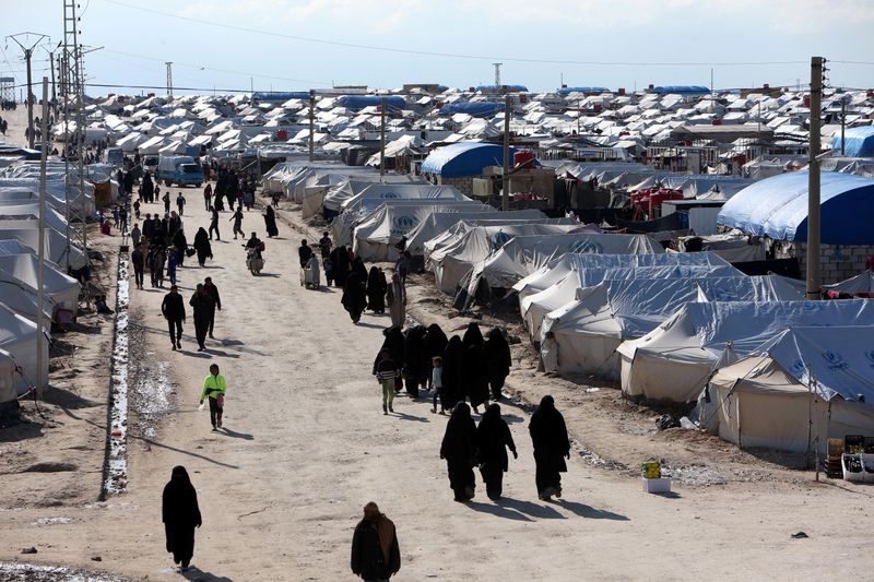 &copy; Reuters. أوزبكستان تستعيد 93 امرأة وطفلا  من مخيم في سوريا