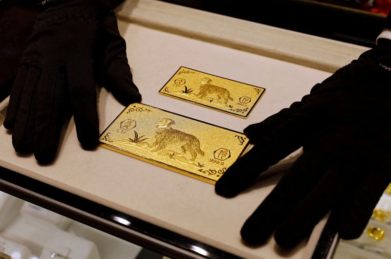 © Reuters. Barras de ouro fotografadas em loja em Hong Kong, China