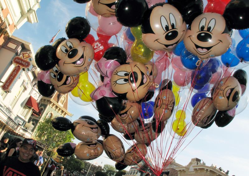 &copy; Reuters. 米加州ディズニーランドが営業再開、ミッキーマウスとのハグ禁止