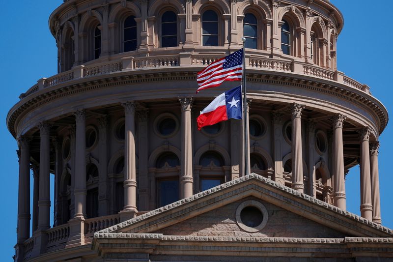 &copy; Reuters. IMAGEN DE ARCHIVO. Las banderas de Estados Unidos y del estado de Texas flamean sobre el Capitolio en Austin, Texas, EEUU